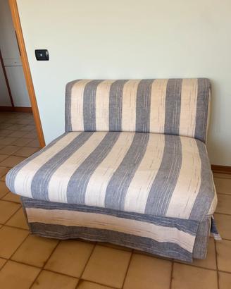 Poltrona letto con materasso e rete.