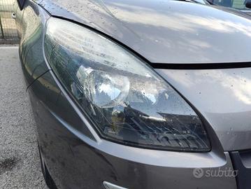 Proiettore destro RENAULT SCENIC del 2010