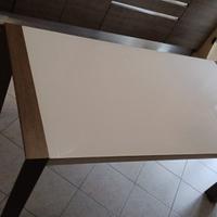 Tavolo effetto rovere grigio con vetro bianco