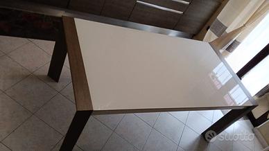 Tavolo effetto rovere grigio con vetro bianco