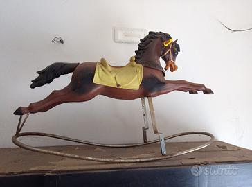 Cavalluccio a dondolo 