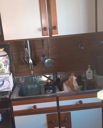 cucina con 6 fornelli e forno 