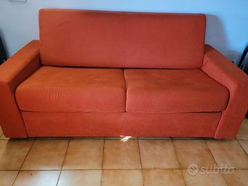 divano letto arancione con materasso 
