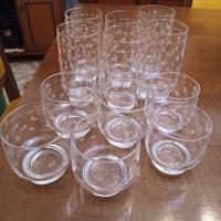 Tre servizi di bicchieri in vetro 