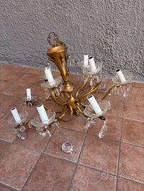 Lampadario con cristalli con una sfera sganciata