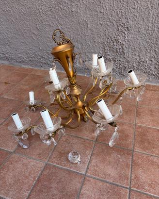 Lampadario con cristalli con una sfera sganciata