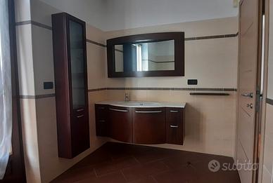 mobile bagno con lavabo e specchio
