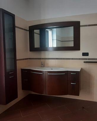 mobile bagno con lavabo e specchio