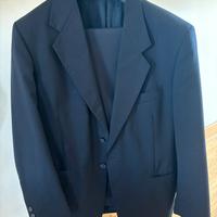 Completo uomo elegante blu notte