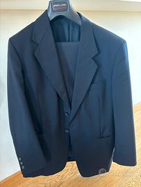 Completo uomo elegante blu notte