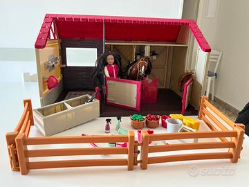 Scuderia con cavallo e bambola