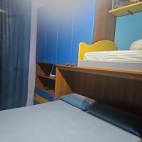 cameretta con letto matrimoniale e singolo 