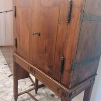 Mobile dispensa antico
