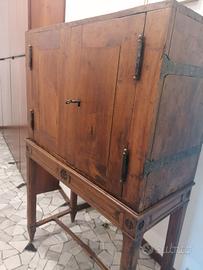 Mobile dispensa antico