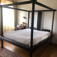 Letto a baldacchino matrimoniale in legno massello