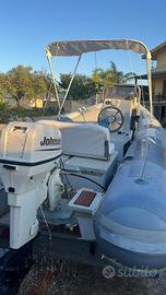 Gommone Marshall e fuoribordo Johnson
