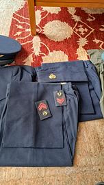 Divisa da aviere e tuta mimetica