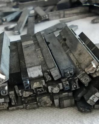 Lotto 250 Caratteri Tipografici Vintage in Metallo