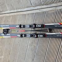 Sci carving salomon con bastoncini