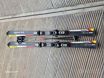 Sci carving salomon con bastoncini