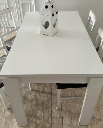 Tavolo rettangolare con sedie