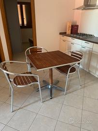 Tavolo con tre sedie in legno e alluminio