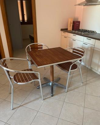 Tavolo con tre sedie in legno e alluminio