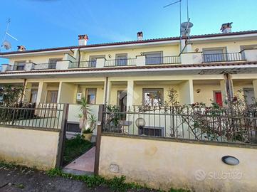 VILLA A SCHIERA A CALCATA