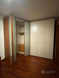 Armadio con cabina, cassettiera e comodini