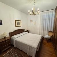 Camera da letto completa in legno massello