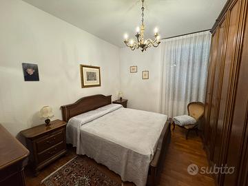 Camera da letto completa in legno massello