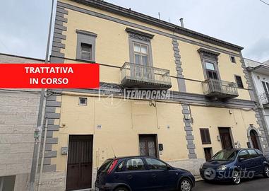 Casa indipendente, con cortile e terrazza.