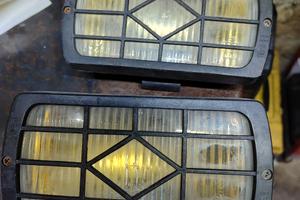 due fari antinebbia gialli 