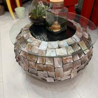 Tavolino da arredamento in vera madreperla e vetro