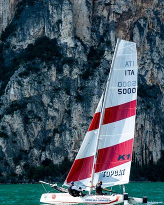 Catamarano Topcat K1 + 2 giri di vele completi