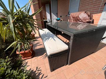 Tavolo da giardino in rattan e vetro