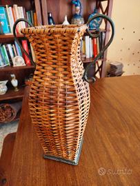 vaso in vimini e ferro battuto 