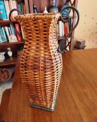 vaso in vimini e ferro battuto 