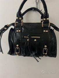 Borsa Nera Ludica Con Dettagli Oro in Ecopelle