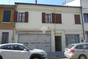 4 LOCALI A COMACCHIO