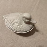 Casseruola in porcellana con coperchio a forma di