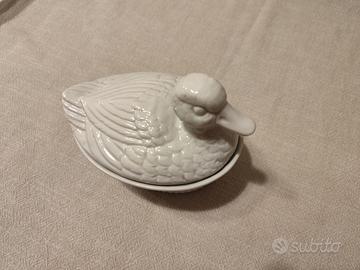 Casseruola in porcellana con coperchio a forma di