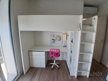Struttura letto, scrivania e armadio salva spazio