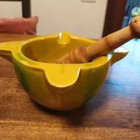 Mortaio in ceramica dipinta con pestello in legno.