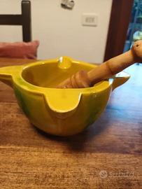 Mortaio in ceramica dipinta con pestello in legno.