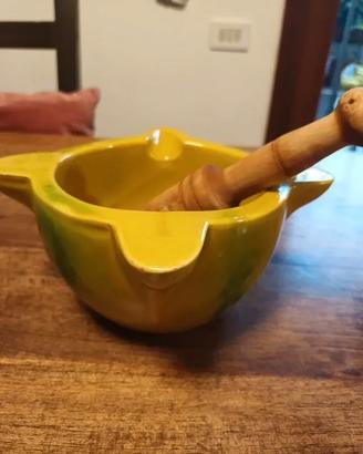 Mortaio in ceramica dipinta con pestello in legno.