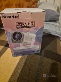 Proiettore nero ultra HD usato solo 2 volte