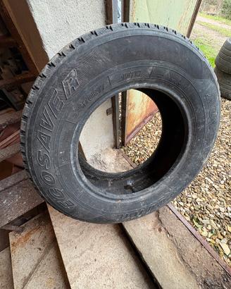 Due gomme 235 70 17