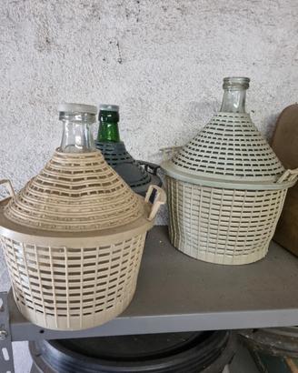 damigiane e bottiglie