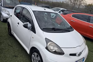 Toyota Aygo 1.0 12V VVT-i 5 porte euro 5. Neopaten